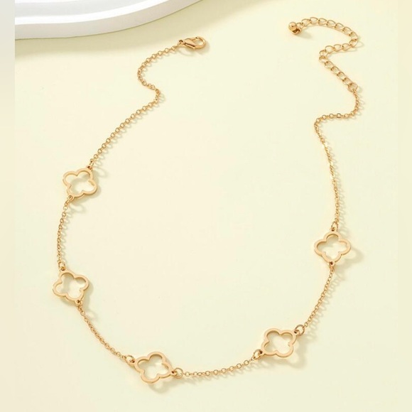 Jewelry - Gold tone Combe necklace.